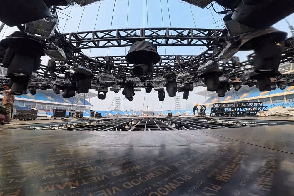 Hơn 1.000 nhân sự bao gồm kỹ thuật viên, công nhân xây dựng, chuyên gia giám sát và nhân viên vận hành thực hiện concert.