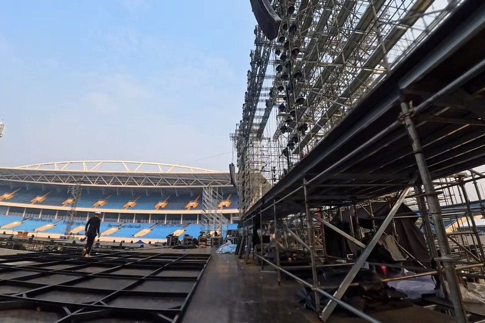 Hơn 1.000 nhân sự bao gồm kỹ thuật viên, công nhân xây dựng, chuyên gia giám sát và nhân viên vận hành thực hiện concert.