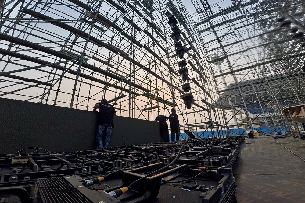 Hơn 1.000 nhân sự bao gồm kỹ thuật viên, công nhân xây dựng, chuyên gia giám sát và nhân viên vận hành thực hiện concert.