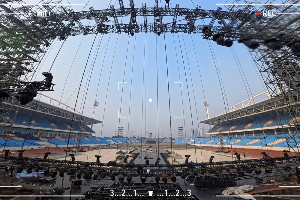 Hơn 1.000 nhân sự bao gồm kỹ thuật viên, công nhân xây dựng, chuyên gia giám sát và nhân viên vận hành thực hiện concert.