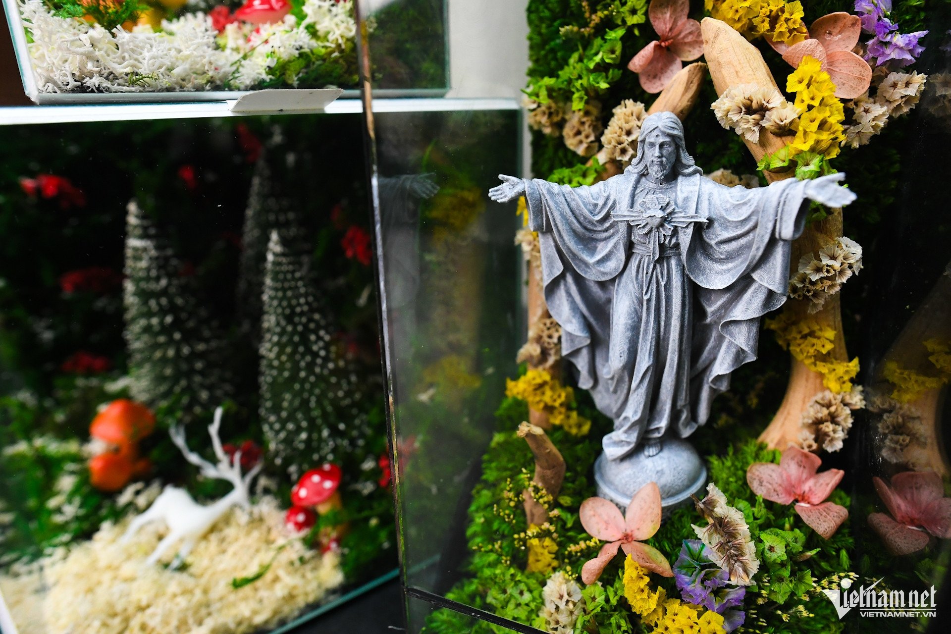 Anh Nguyễn Quốc Trường cho biết, khác với terrarium truyền thống, bể thủy tinh của cơ sở làm ra sẽ không cần tưới nước, không cần đất trồng hay ánh sáng. "Các sản phẩm sử dụng một dòng rêu bảo tồn riêng là rêu thật từ thiên nhiên. Sau khi khai thác, chọn lọc và trải qua quá trình xử lý đặc biệt, sản phẩm&nbsp;có thể 'đóng băng' ở trạng thái tươi mới như thật", anh nói.