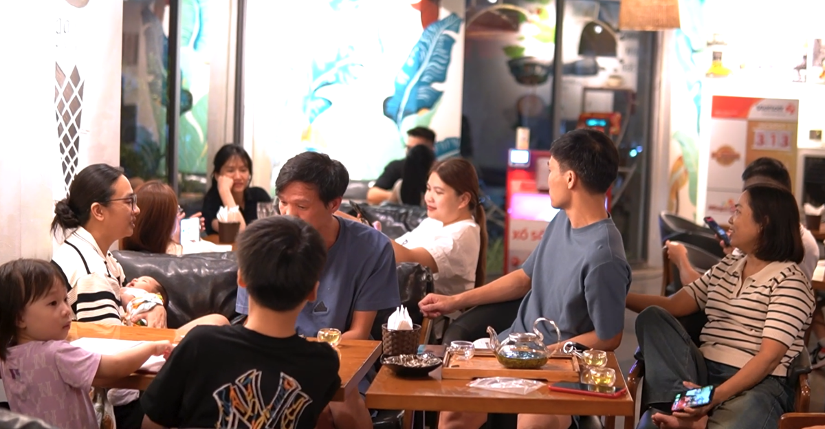 Quán cà phê kiêm điểm bán vé số Vietlott thu hút đông đảo khách ghé uống nước, giải trí có thưởng.