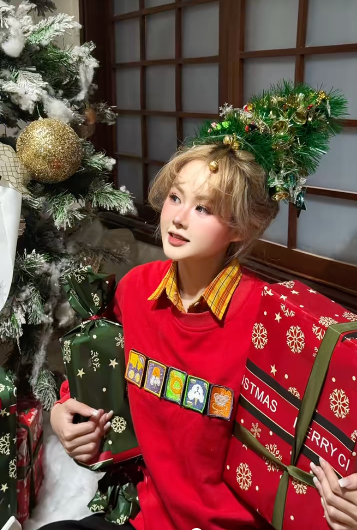 Trào lưu buộc tóc thành hình cây thông Noel gây sốt Tiktok. (Ảnh: @phamquynhhoaa, @@actress.lanhuong)