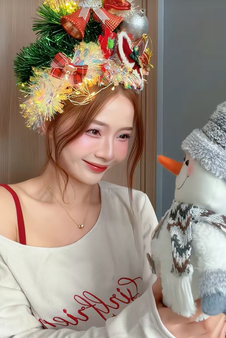 Trào lưu buộc tóc thành hình cây thông Noel gây sốt Tiktok. (Ảnh: @phamquynhhoaa, @@actress.lanhuong)