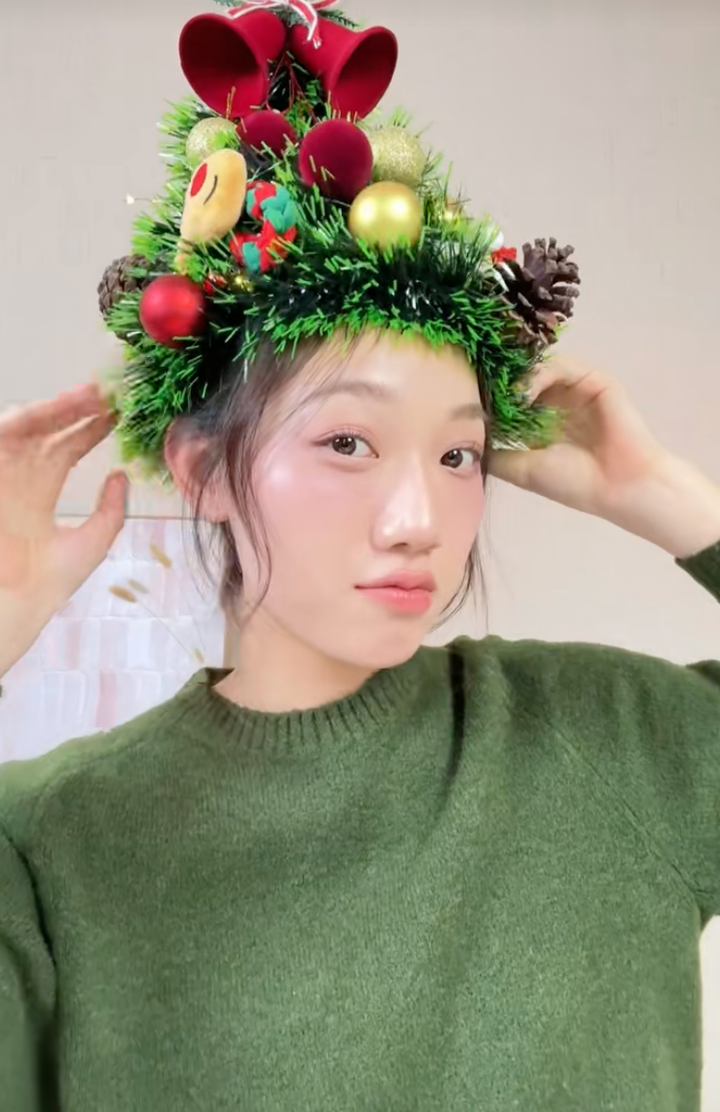 Hội chị em dễ dàng có loạt hình Giáng sinh tại nhà. (Ảnh: @honganh.tran, @sithanh)