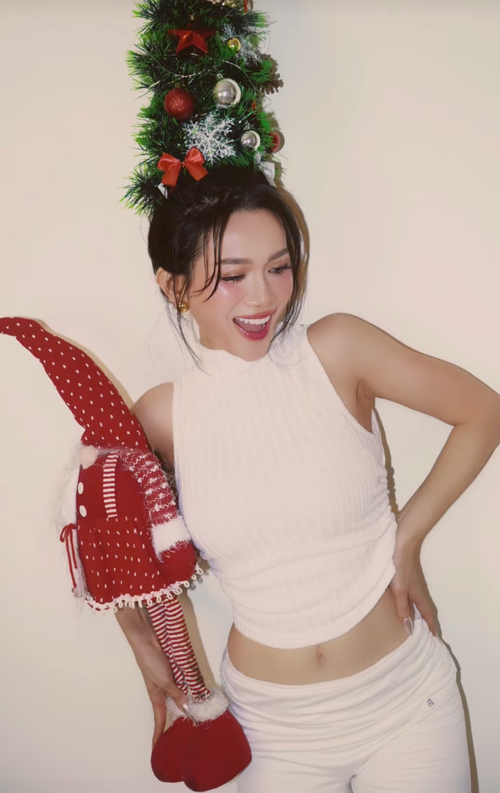 Hội chị em dễ dàng có loạt hình Giáng sinh tại nhà. (Ảnh: @honganh.tran, @sithanh)