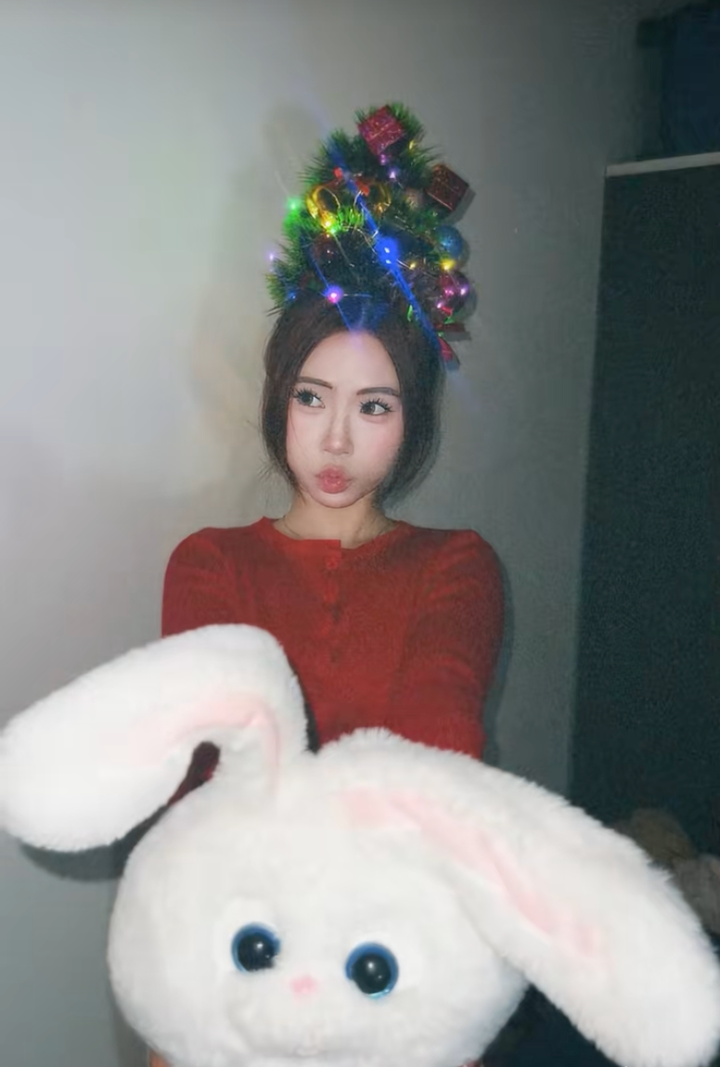 Rất nhiều KOL đu trend buộc tóc cây thông Noel. (Ảnh: @chutranganh)