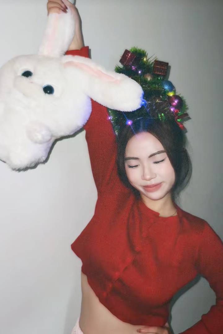Rất nhiều KOL đu trend buộc tóc cây thông Noel. (Ảnh: @chutranganh)