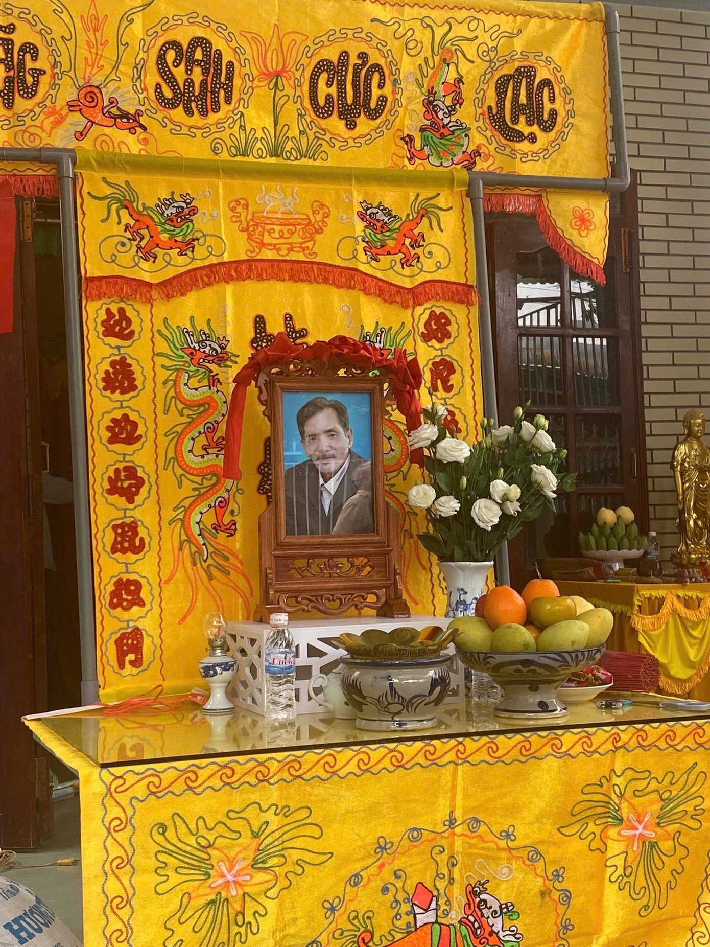 Con trai Thanh Tùng và con gái Thạch Thảo trong lễ tang Thương Tín.