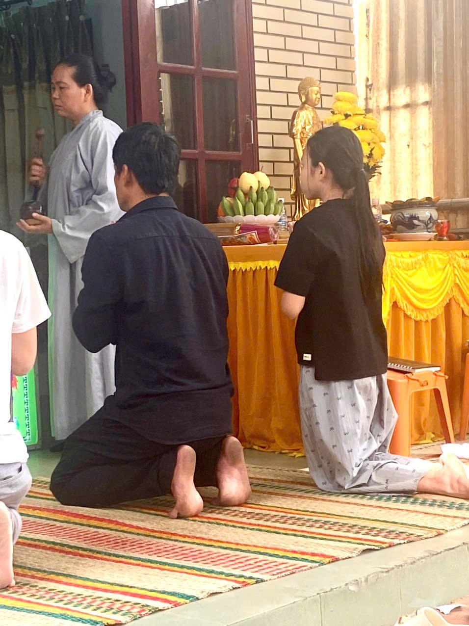 Con trai Thanh Tùng và con gái Thạch Thảo trong lễ tang Thương Tín.