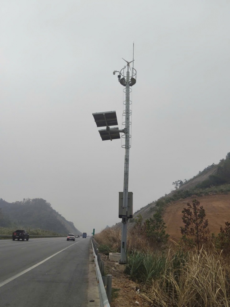 Cột thu phát tín hiệu ITS được lắp đặt dọc cao tốc để giám sát và cảnh báo sự cố. Ảnh: Đức Thuận