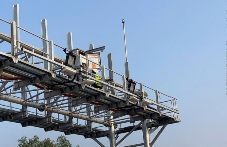 Giá long môn lắp đặt hệ thống camera và cảm biến ITS trên tuyến cao tốc