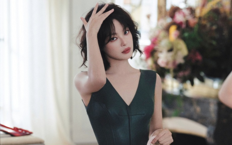 Sau khi Tân Chỉ Lôi giành giải Ảnh hậu Venice, cô lập tức được các trang truyền thông bình chọn là ngôi sao dẫn đầu lứa diễn viên 8X, địa vị vượt qua các minh tinh như Lưu Diệc Phi, Triệu Lệ Dĩnh, Dương Mịch... những người đã cố gắng nhiều năm vẫn chưa có giải thưởng diễn xuất ở mảng điện ảnh. Ngay cả những ảnh hậu trong nước như Trương Tiểu Phỉ cũng phải xếp sau Tân Chỉ Lôi. Vì vậy, không sai khi nói Tân Chỉ Lôi là cái tên sáng nhất của Cbiz năm 2015.