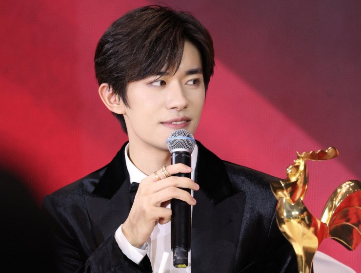 Về phía nam diễn viên, 2025 là năm Dịch Dương Thiên Tỉ hoàn thành mục tiêu trở thành Ảnh đế trẻ nhất giải thưởng Kim Kê. Trước đó, anh đã có nhiều lần được đề cử nhưng không giành chiến thắng. Dịch Dương Thiên Tỉ hiện là cái tên được săn đón, bảo chứng doanh thu và chất lượng phòng vé. Trước đó, các tác phẩm Em của thời niên thiếu, Tặng bạn một đóa hoa nhỏ màu đỏ, Trường Tân hồ, Kỳ tích: Đứa trẻ ngốc, Cầu Thủy Môn, Mãn giang hồng, Tôi nho nhỏ không chỉ có doanh thu mở màn tốt. Dịch Dương Thiên Tỉ cũng là diễn viên Trung Quốc duy nhất có 100% phim điện ảnh đóng chính phá mốc một tỷ NDT.