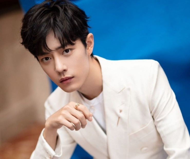 Tiêu Chiến được đánh giá là nam nghệ sĩ có lượng người hâm mộ hùng hậu nhất Cbiz hiện tại. Anh được các thương hiệu săn đón, nắm trong tay hàng chục hợp đồng quảng cáo. Bên cạnh đó, Tiêu Chiến nỗ lực trong diễn xuất, luôn thay đổi hình ảnh trên màn bạc. Hiện tại, bộ phim điện ảnh Đắc Nhàn cẩn chế (Tạm dịch: Những chế tác cẩn thận của Đắc Nhàn ) đã đạt doanh thu hơn 200 triệu NDT sau 3 ngày công chiếu.