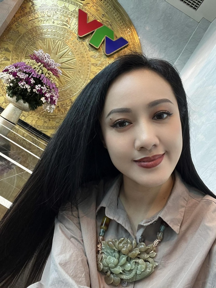 MC Hoài Anh đăng ảnh và viết: ''Chào cơ quan, chào ngày mới''.