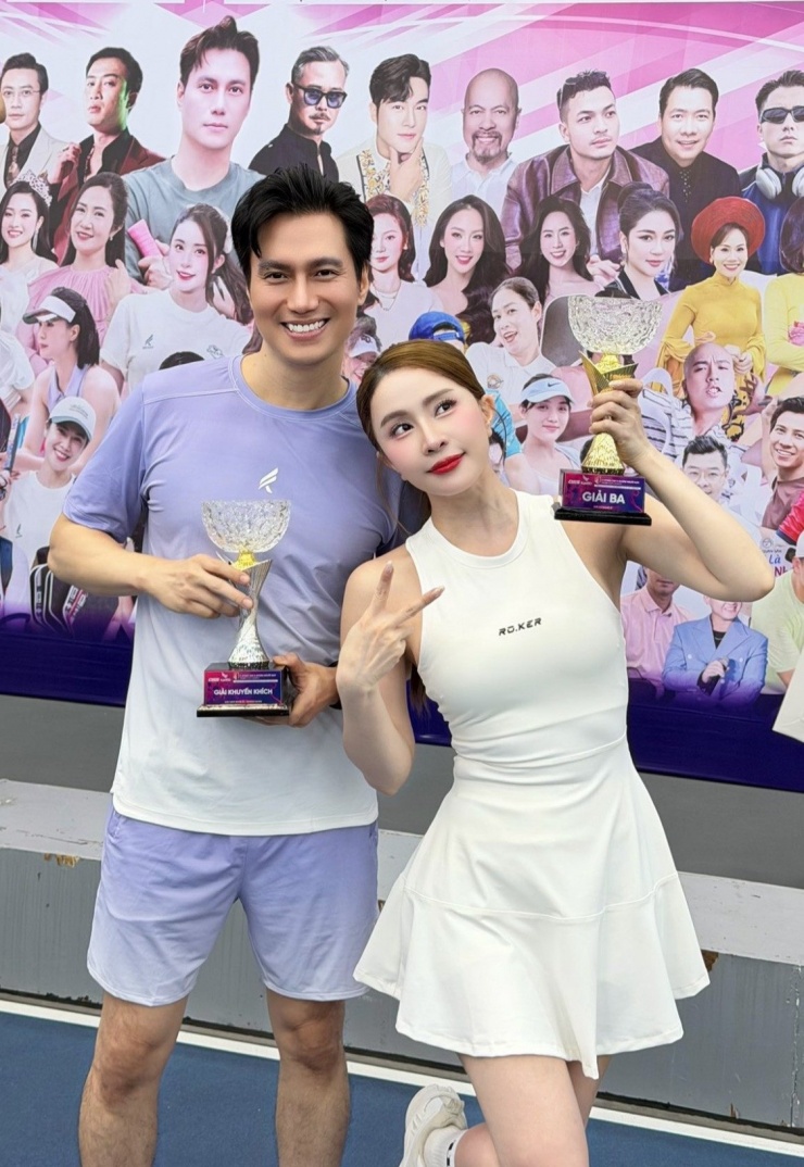 Diễn viên Quỳnh Nga khoe ảnh chụp cùng Việt Anh và tin vui: ''Thành công rực rỡ em được giải 3 rồi cả nhà ơi! Cám ơn V-Stars và anh Việt Anh đã tổ chức giải Pickleball để anh chị em nghệ sĩ giao lưu và gây quỹ từ thiện ủng hộ đồng bào vùng lũ Phú Yên - Khánh Hoà.