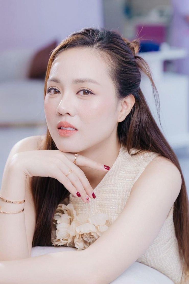 Vợ NSND Công Lý đăng ảnh đẹp cập nhật mạng xã hội.