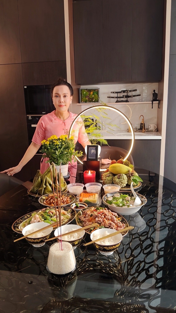 Nghệ sĩ Việt Hương làm mâm cỗ tươm tất tưởng nhớ nghệ sĩ Chí Tài.