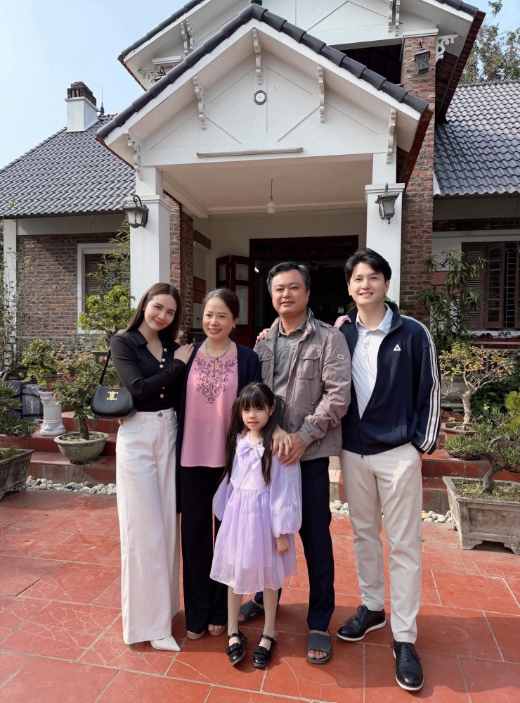 Diễn viên Huyền Lizzie khoe ảnh hậu trường.