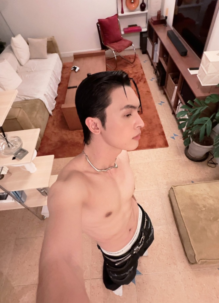 Ca sĩ Công Dương khoe body khiến fan thích thú.