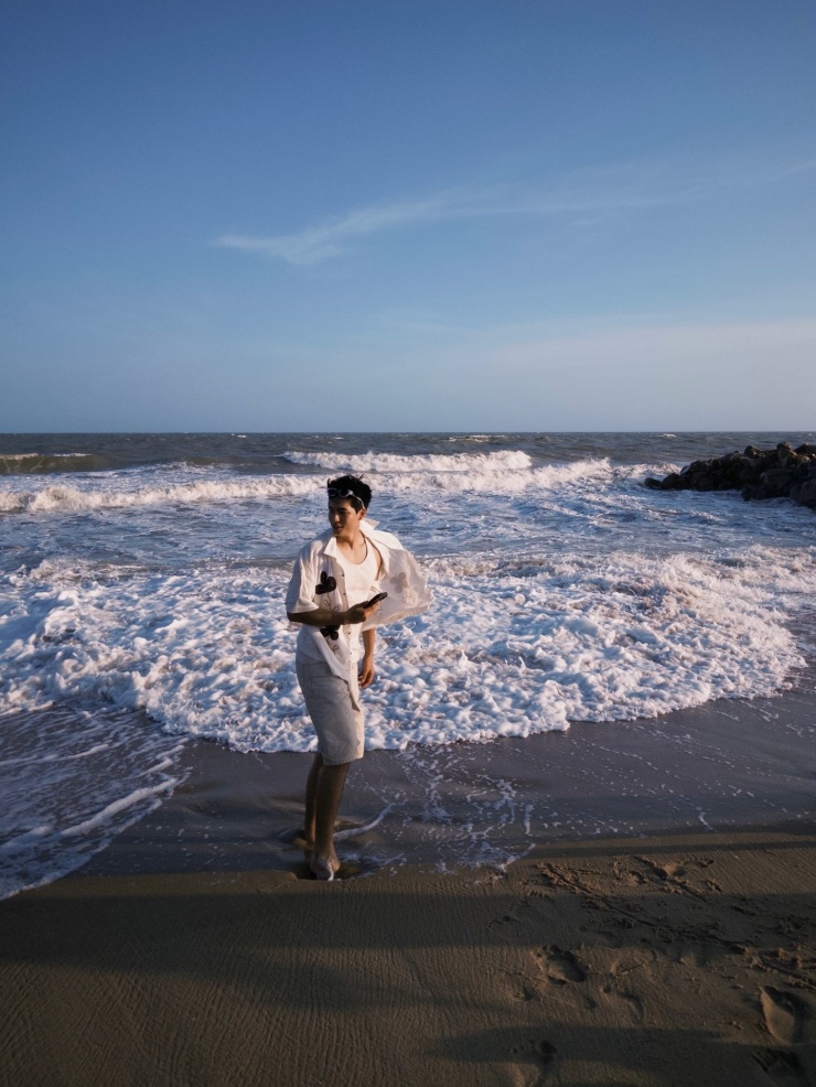 Diễn viên Quốc Anh thả hồn trước biển.