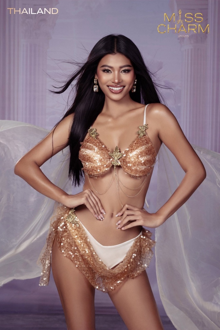 Đại diện Thái Lan - Narumon Phimphakdee có chiều cao nổi bật 1,83 m, số đo hình thể 91-61-93 cm. Cô là Á hậu 2 tại cuộc thi Hoa hậu Hoàn vũ Thái Lan 2025. Người đẹp Thái Lan lớn lên trong gia đình làm nông nhưng đã vượt qua hoàn cảnh khó khăn để trở thành người đầu tiên trong gia đình tốt nghiệp đại học. Cô từng bị chê bai vì chiều cao và làn da ngăm nhưng luôn xem đó là sức mạnh tạo nên khác biệt.