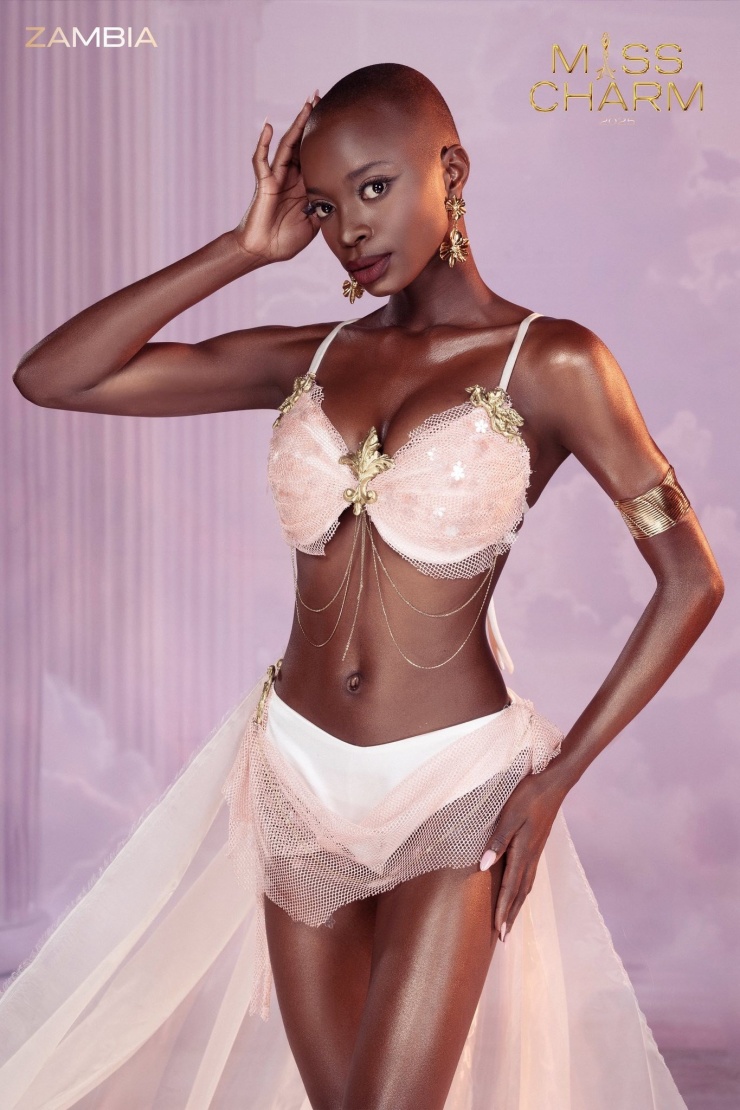 Đại diện Zambia - Kutemba Njapau là ứng viên nổi bật của châu Phi. Cô gây chú ý với đầu trọc cá tính, đường cong quyến rũ.