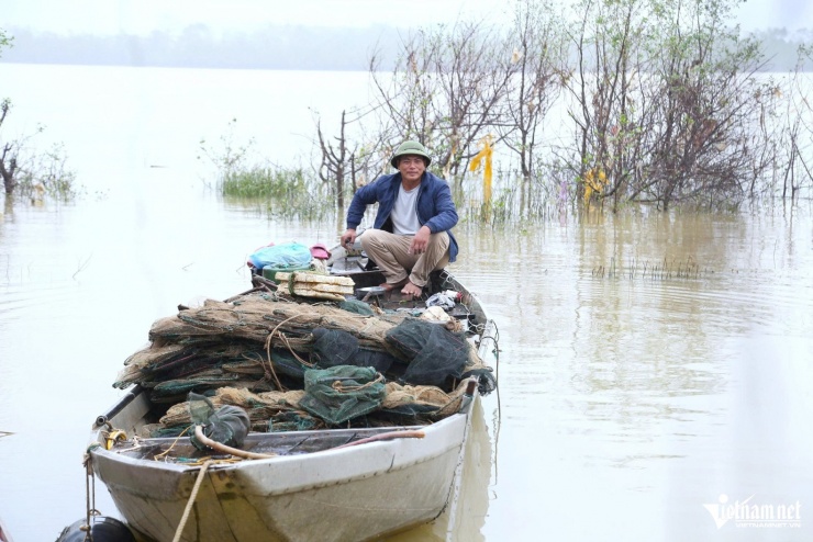 Chiếc thuyền đánh cá, cũng là thuyền để vợ chồng anh Mạnh lao ra sông cứu người
