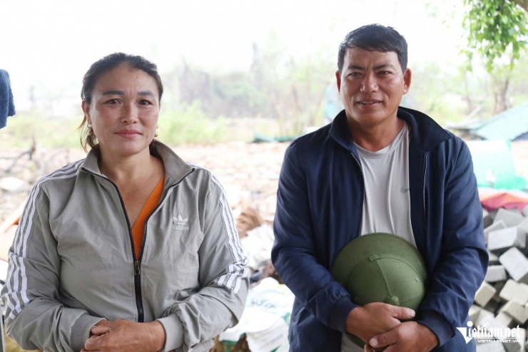 Vợ chồng chị Phúc làm nghề chài lưới ven sông Lam