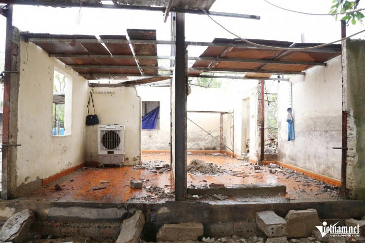 Căn nhà của gia đình chị Phúc tan hoang sau bão