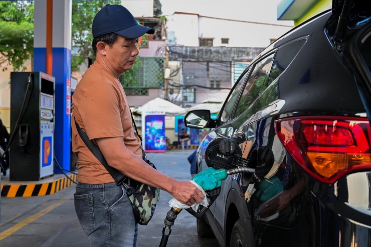 Giá xăng ngày mai dự báo quay đầu giảm sâu - 1