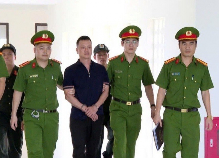 Vi "ngộ" bị công an bắt giữ.