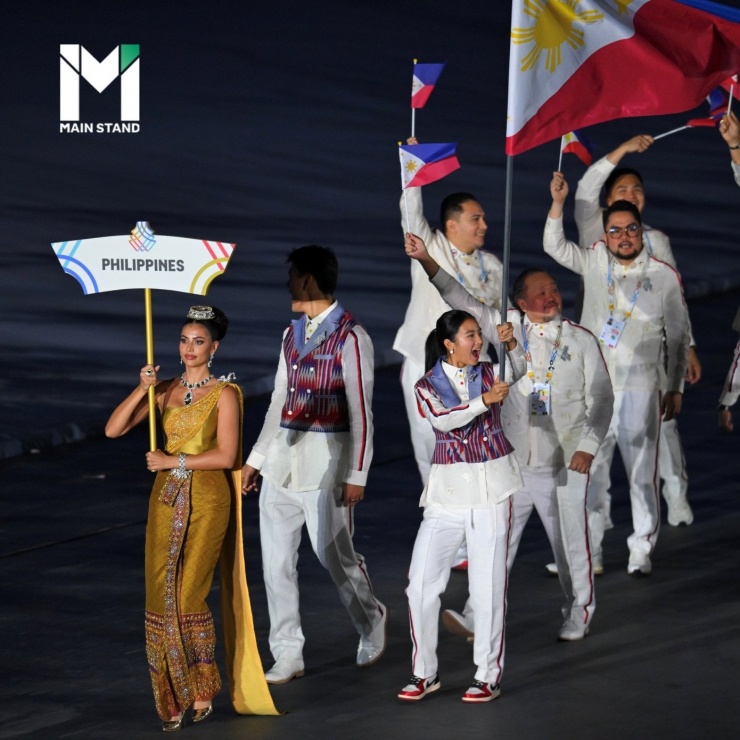 Tại lễ khai mạc, Anntonia Porsild cầm biển dẫn đoàn thể thao Philippines.