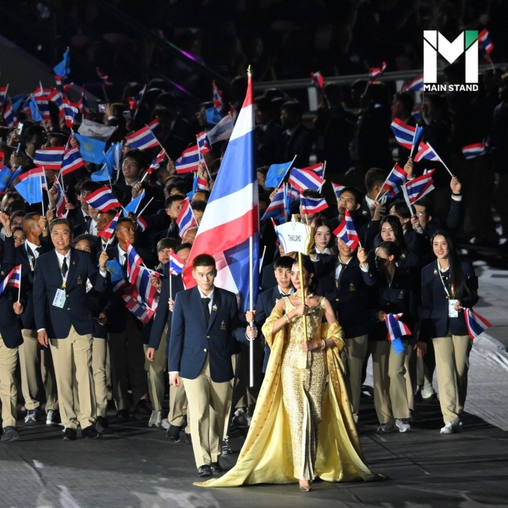 Tại buổi lễ khai mạc, Opal Suchata cầm biển dẫn đoàn của chủ nhà Thái Lan.