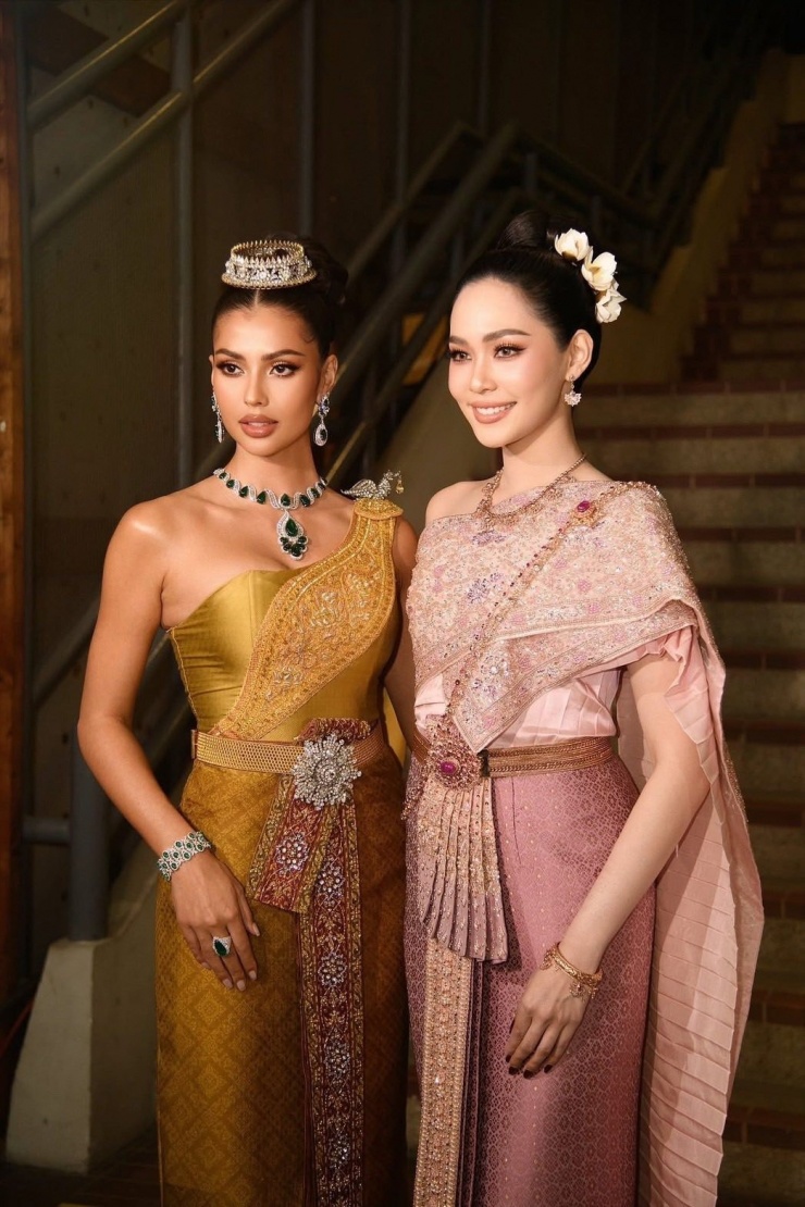 Hoa hậu Quốc tế 2019 Sirithorn Leearamwat (trái) đọ sắc cùng Anntonia Porsild trong hậu trường trước giờ khai mạc SEA Games 33.