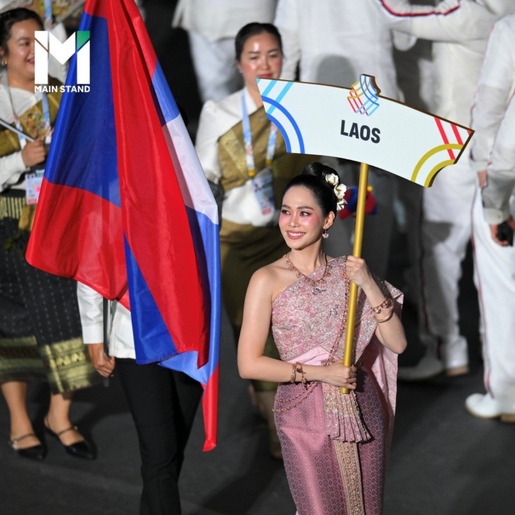 Tại lễ khai mạc, Sirithorn Leearamwat cầm biển dẫn đoàn thể thao Lào.