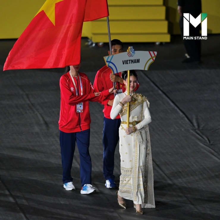 Nhiều hoa hậu Thái Lan cũng tham gia lễ khai mạc. Nicha Poonpoka - Á hậu 2 Hoa hậu Hoàn vũ Thái Lan 2023 cầm biển dẫn đoàn thể thao Việt Nam tại SEA Games 33. Người đẹp sinh năm 2003, cao 1,73 m, tốt nghiệp cử nhân khoa thiết kế truyền thông hình ảnh thuộc Đại học Mahidol. Cô hiện là người mẫu kiêm MC.