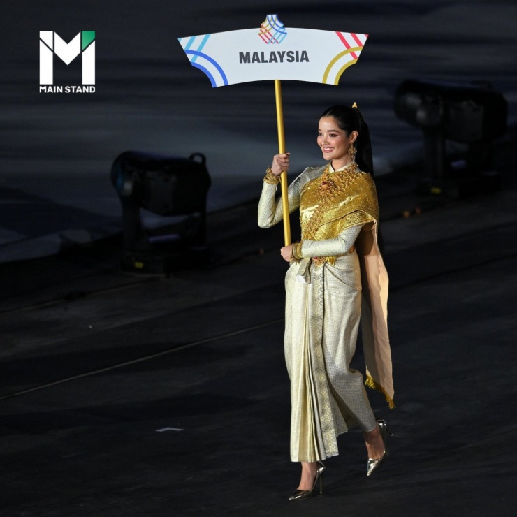Chonnikarn Supittayaporn - Hoa hậu Thái Lan 2023, Á hậu 2 Hoa hậu toàn cầu 2023 cầm biển dẫn đoàn thể thao Malaysia.