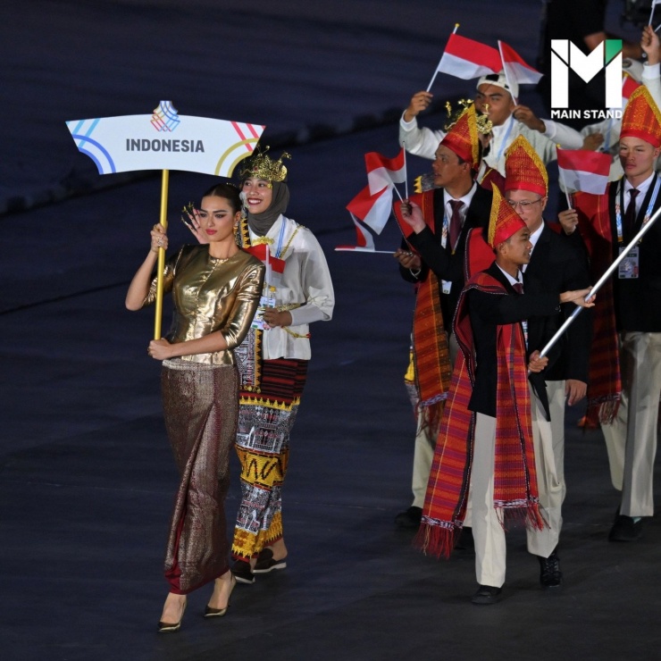 Anchilee Scott-Kemmis, Hoa hậu Hoàn vũ Thái Lan 2021 cầm biển dẫn đoàn thể thao Indonesia.