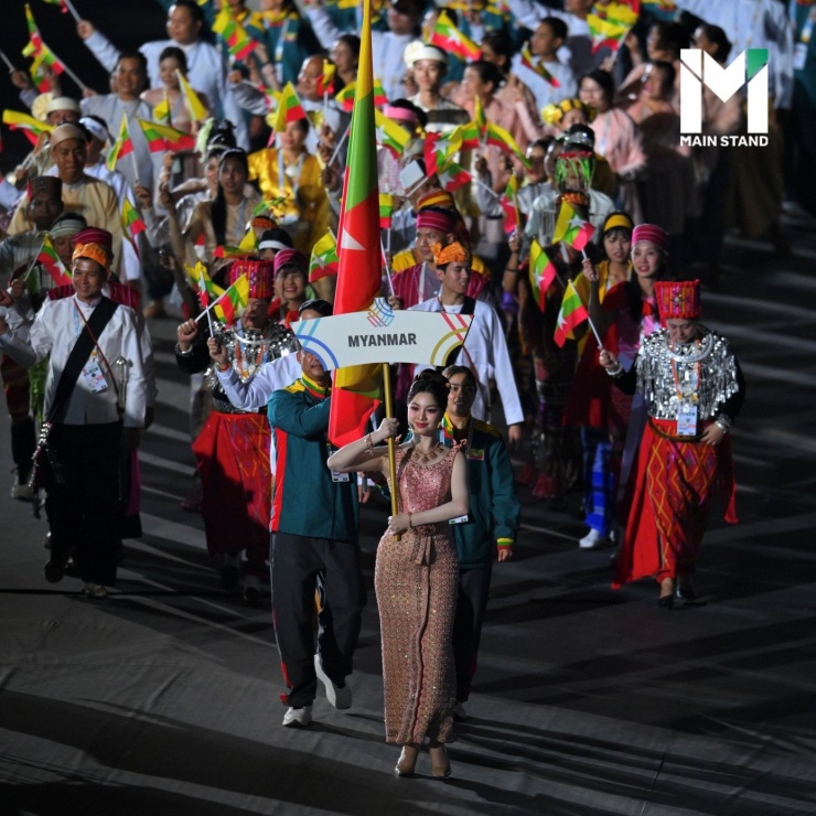 Praew Kirana Yuthong - Á hậu 2 Hoa hậu Thái Lan 2025 cầm biển dẫn đoàn thể thao Myanmar.