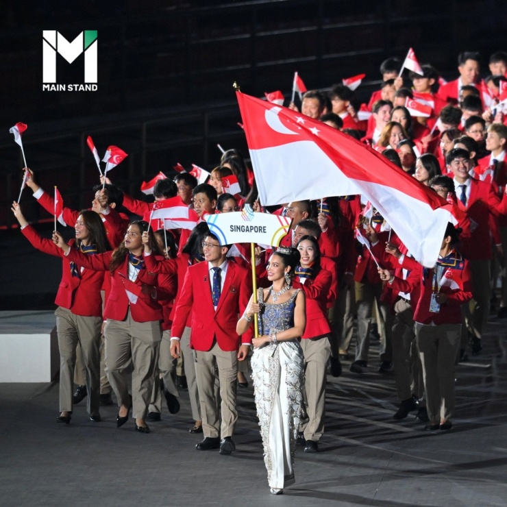 Chatnalin Chotjirawarachat - Hoa hậu Liên lục địa 2023 cầm biển dẫn đoàn thể thao Singapore.