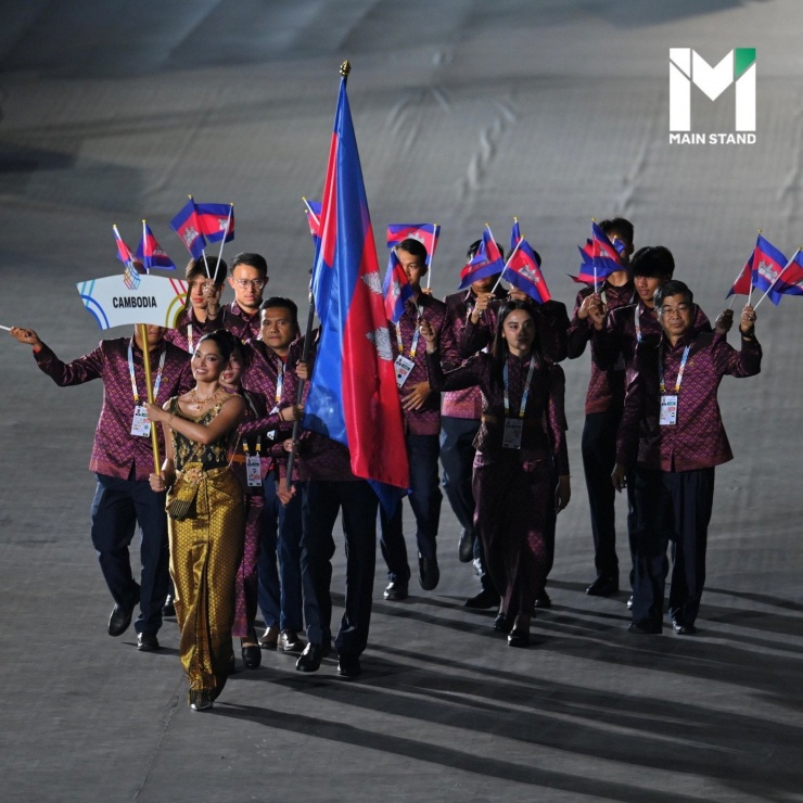 Vanessa Nattacha Wenk - Hoa hậu Liên lục địa Thái Lan 2025 cầm biển dẫn đoàn thể thao Campuchia.