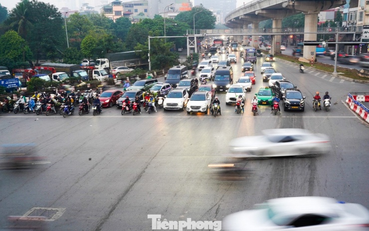 Theo ghi nhận của PV, từ sáng sớm 10/12, tình hình giao thông có chuyển biến rõ rệt, nhiều phương tiện khi dừng, đỗ đã “ngay ngắn” đúng vạch hơn so với trước.