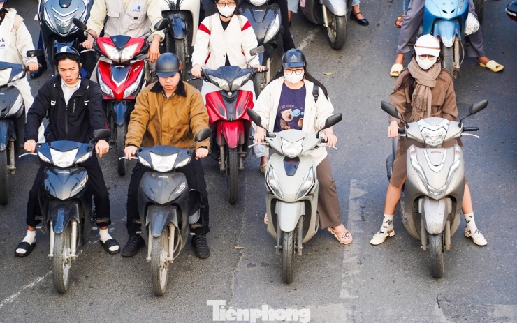 Anh Nguyễn Hoàng Giang (Cầu Giấy, Hà Nội) cho biết: “Những ngày gần đây, tôi thấy báo đài và mạng xã hội liên tục thông tin về việc hệ thống camera AI sẽ được vận hành đồng loạt trong hôm nay, nên khi ra đường tôi cũng ý thức hơn, tránh những lỗi vi phạm không đáng có”.