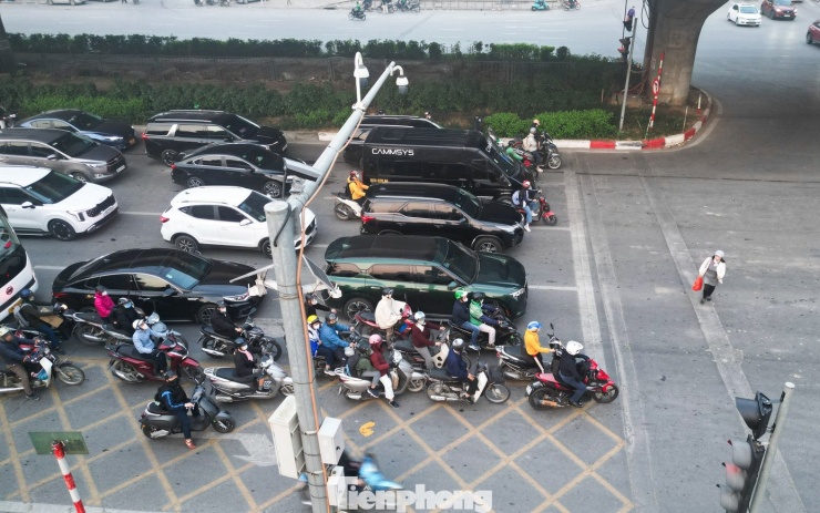 Hình ảnh trên đường Phạm Hùng vào giờ cao điểm sáng. Dù mật độ phương tiện đông, ý thức chấp hành của người đi đường đã được cải thiện rõ rệt.