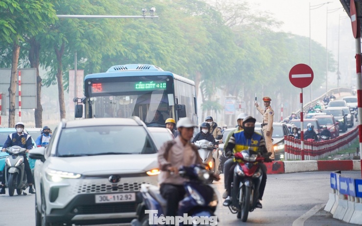 Tuy vậy, người dân kỳ vọng trong thời gian tới, hệ thống camera và đèn tín hiệu ứng dụng AI sẽ phát huy hiệu quả rõ rệt hơn, đặc biệt là trong việc cảnh báo sớm các điểm có nguy cơ ùn ứ và hỗ trợ điều tiết giao thông. Phòng CSGT nhận định, camera AI giảm đáng kể nhu cầu bố trí lực lượng CSGT trực tiếp điều tiết giao thông, đồng thời nâng cao tính minh bạch trong công tác quản lý.