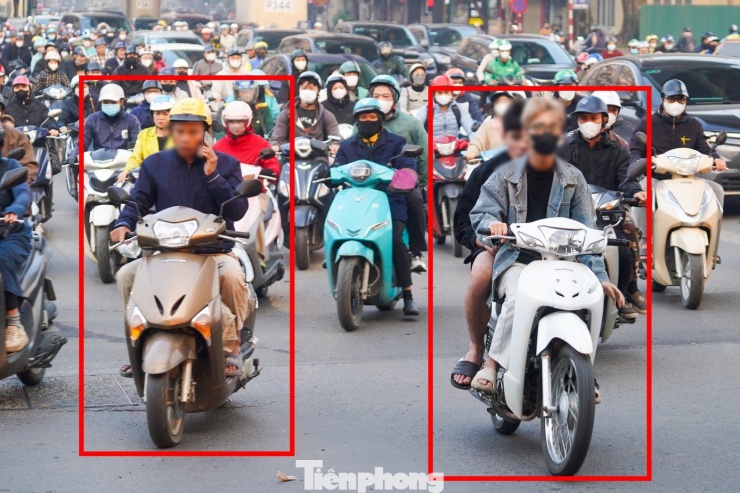 Hai chủ phương tiện vẫn ngang nhiên sử dụng điện thoại khi di chuyển, không đội mũ bảo hiểm… ngay tại khu vực ngã tư Cầu Giấy.