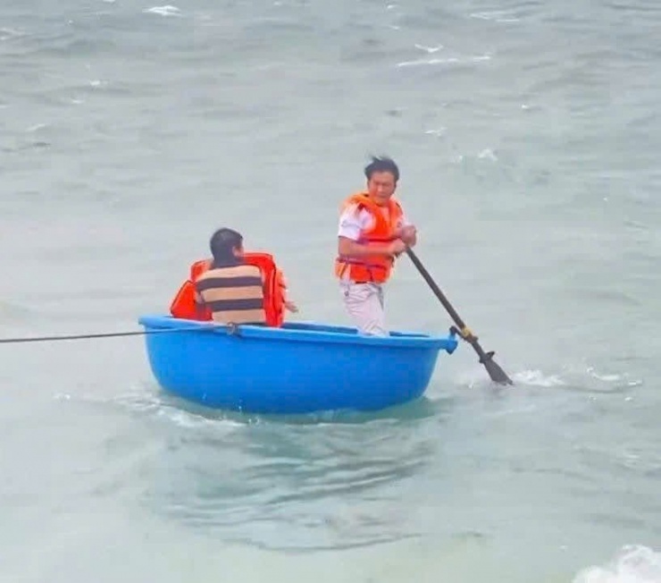 Cảnh anh Sanh và anh Quang lao ra cứu anh C. giữa sóng gió bão số 13.