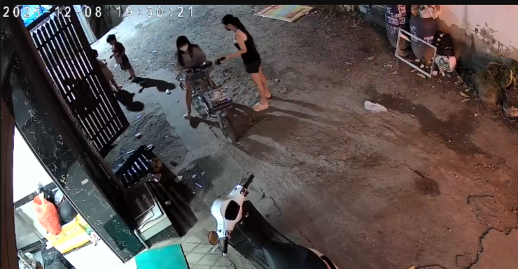 Hai cô gái được camera ghi lại.